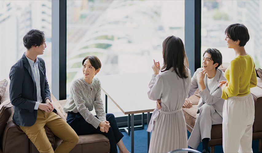 会話している生徒の写真