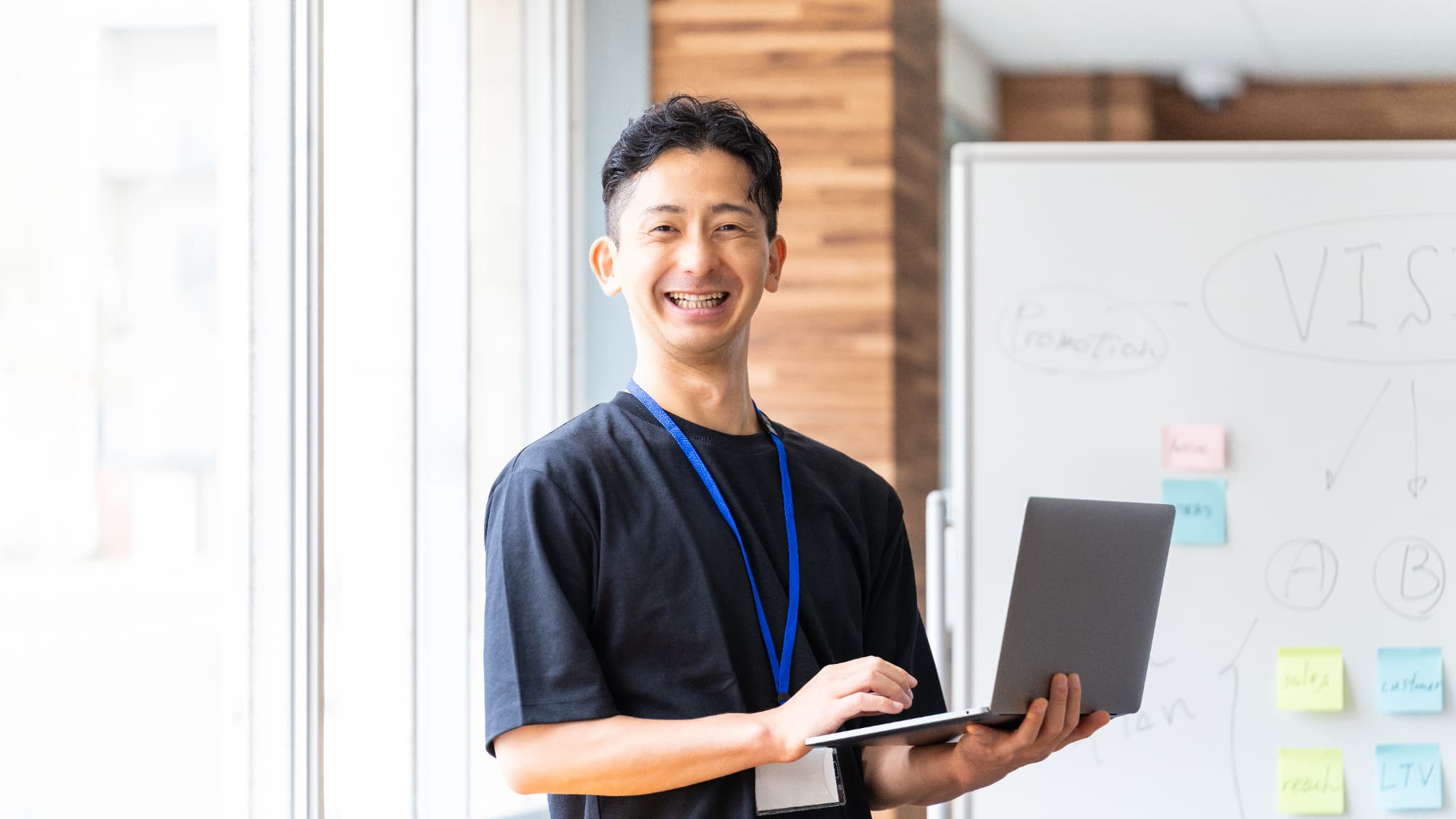 PCを持った男性の写真